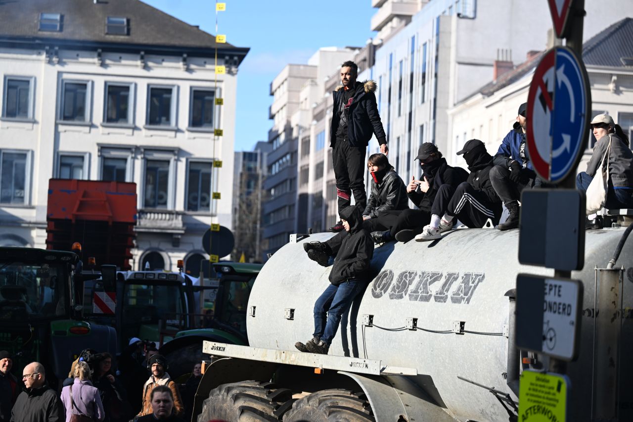 Belçika savaş alanı! Protestolar şiddetleniyor: Çiftçiler Avrupa Parlamentosu'nu ablukaya aldı 6