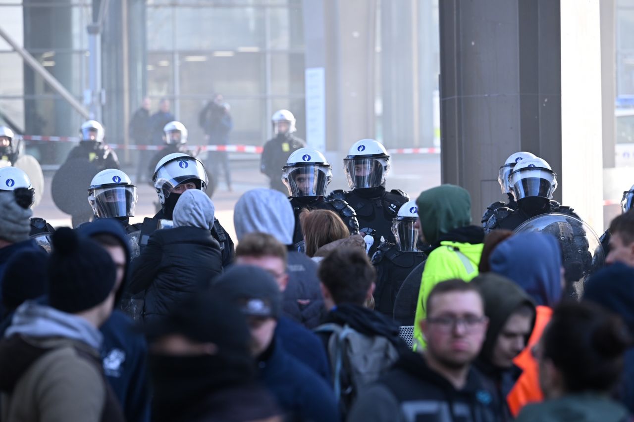 Belçika savaş alanı! Protestolar şiddetleniyor: Çiftçiler Avrupa Parlamentosu'nu ablukaya aldı 8