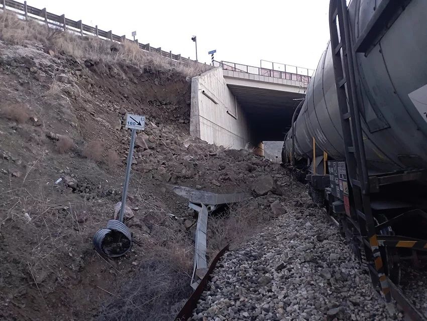 Ankara-Kırıkkale demiryolunda istinat duvarı çöktü! Tren raydan çıktı... 2