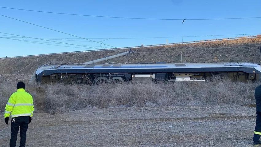 Ankara-Kırıkkale demiryolunda istinat duvarı çöktü! Tren raydan çıktı... 3
