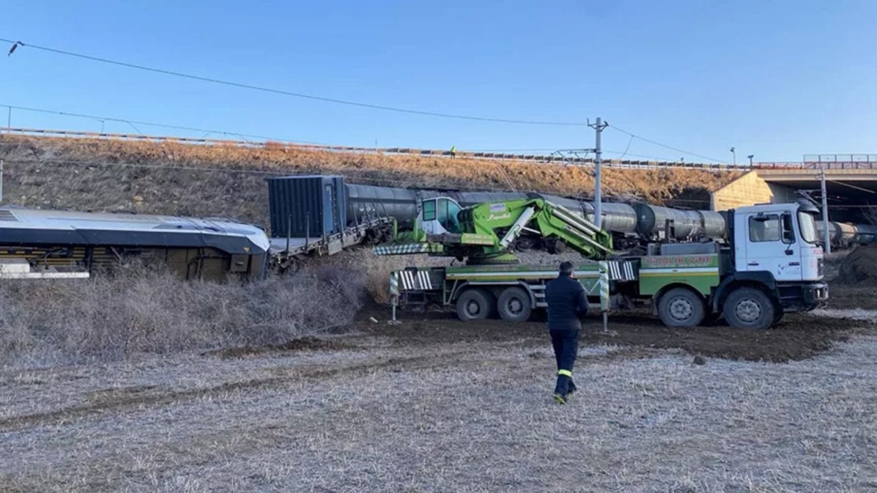 Ankara-Kırıkkale demiryolunda istinat duvarı çöktü! Tren raydan çıktı... 1