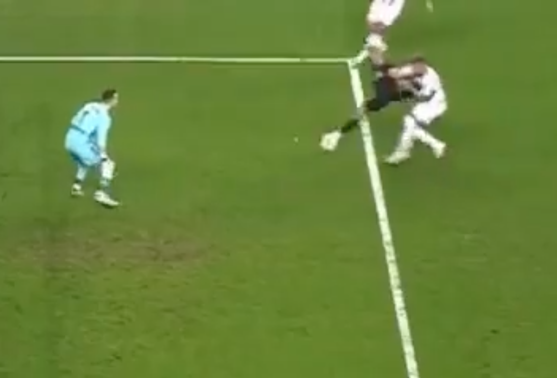 Sosyal medyayı ayağa kaldıran penaltı pozisyonu! Mauro Icardi düşürüldü, hakem devam dedi! Olay yorum: “Alper Gezeravcı uzaydan gördü, penaltı diye mesaj attı. Bizim hakemler sahada göremedi!” 2