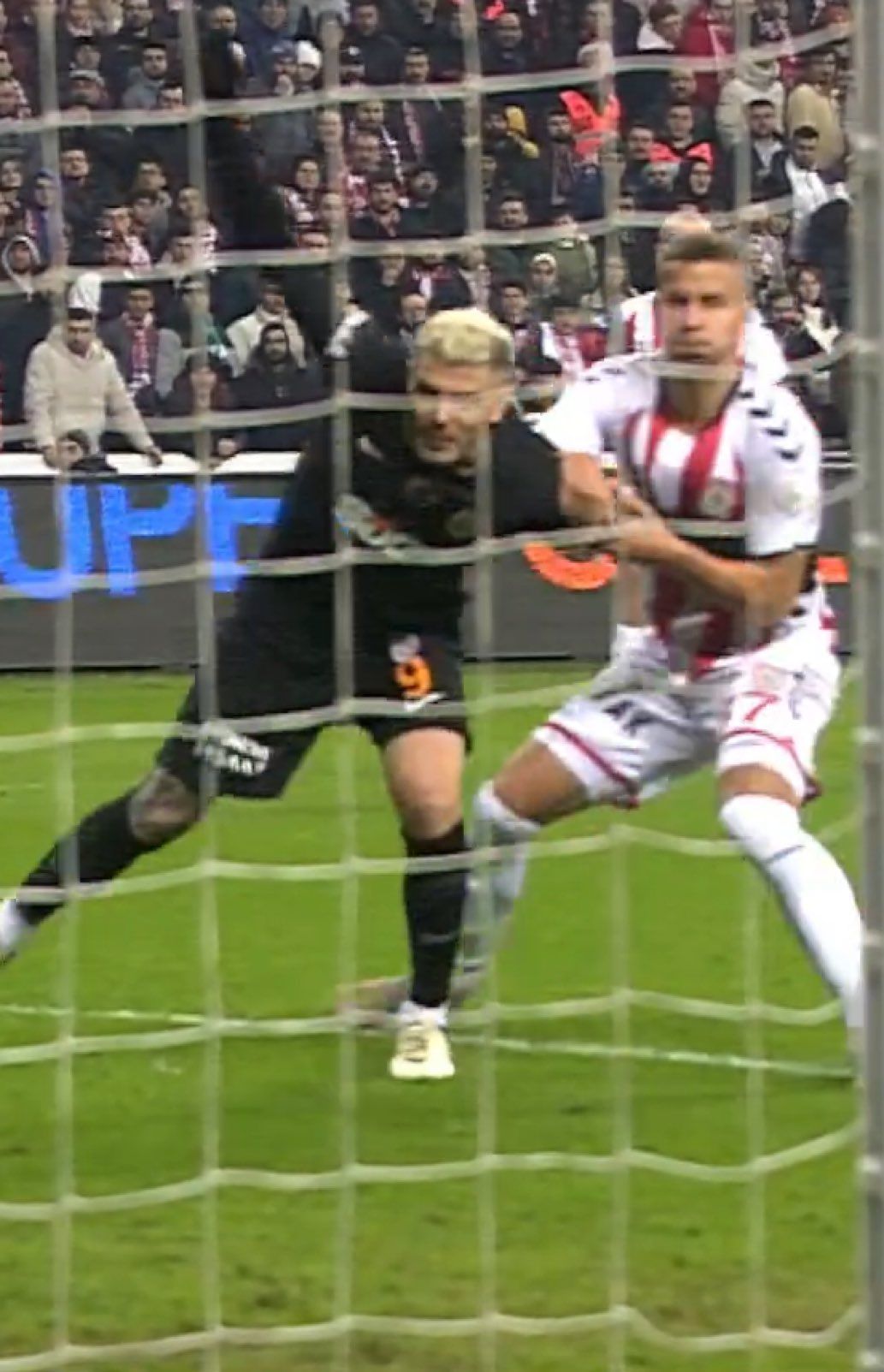 Sosyal medyayı ayağa kaldıran penaltı pozisyonu! Mauro Icardi düşürüldü, hakem devam dedi! Olay yorum: “Alper Gezeravcı uzaydan gördü, penaltı diye mesaj attı. Bizim hakemler sahada göremedi!” 8