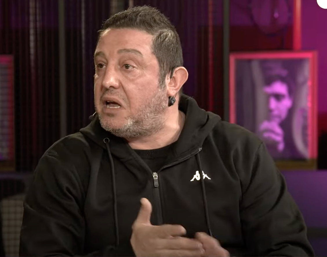 Canlı yayında çıldırdı, yıldız oyuncuya seslendi: "Kerem Aktürkoğlu artık kendine çeki düzen ver! En iyi özelliğim bitiriciliğim diyor, kale önünde auta atıyor! Onun pas hataları tüm takıma yayıldı..." 2