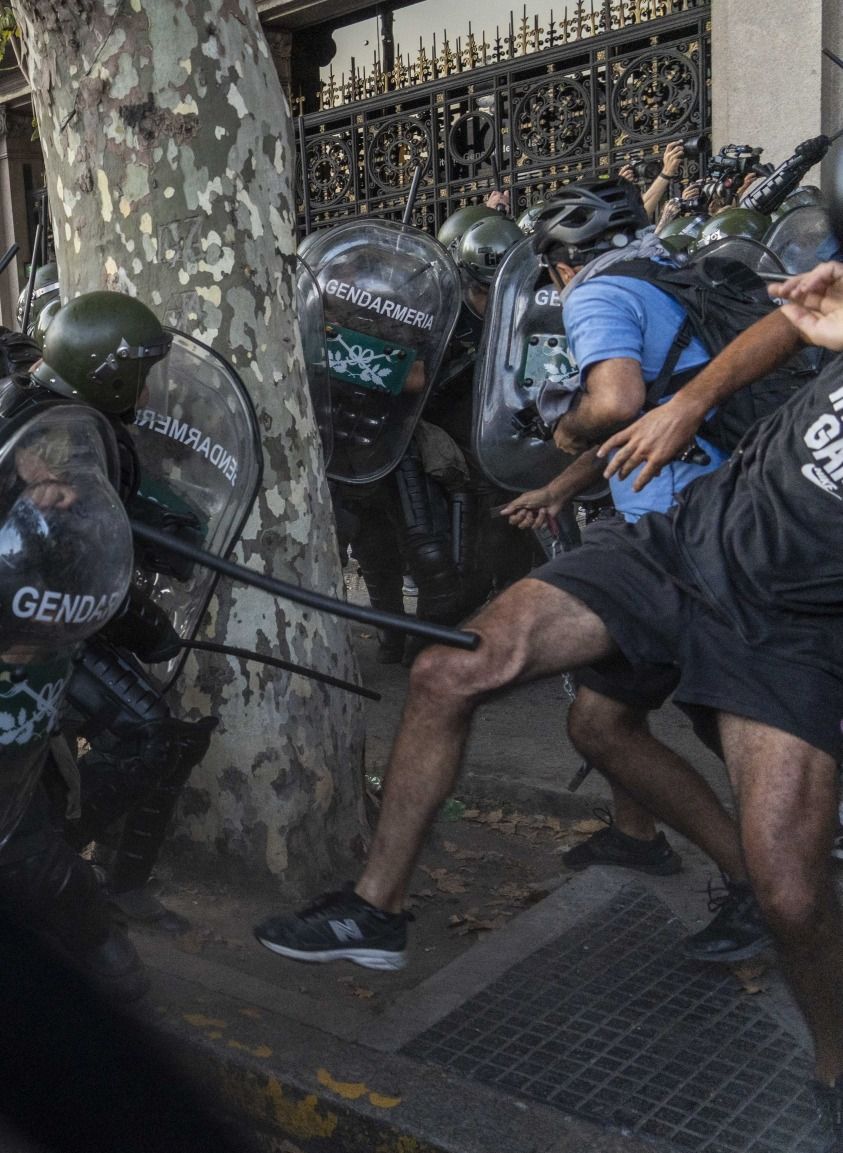Arjantin'de Milei'ye karşı protestolar sürüyor: Binlerce kişi sokakta! Ülke savaş alanına döndü... 5