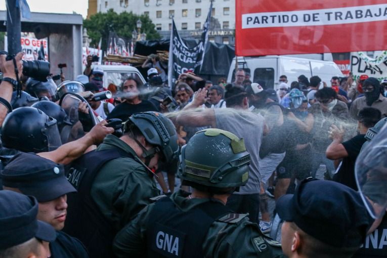 Arjantin'de Milei'ye karşı protestolar sürüyor: Binlerce kişi sokakta! Ülke savaş alanına döndü... 12