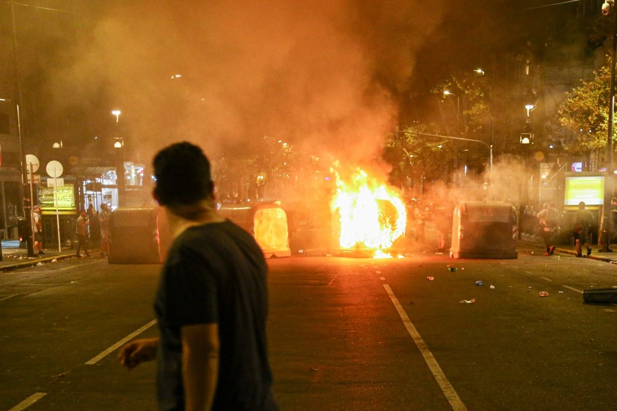 Arjantin'de Milei'ye karşı protestolar sürüyor: Binlerce kişi sokakta! Ülke savaş alanına döndü... 10