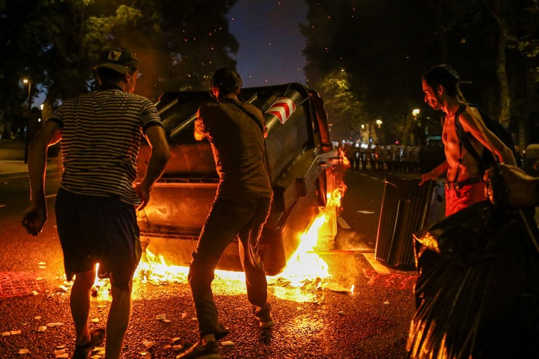 Arjantin'de Milei'ye karşı protestolar sürüyor: Binlerce kişi sokakta! Ülke savaş alanına döndü... 6