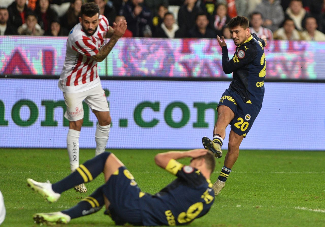“Topa vurmaktan korkan bir Dusan Tadic ve kalitesi düşen bir Edin Dzeko! İsmail Kartal hala ezber değişikliklerine devam ediyor! Herkes işini tam yaparsa şampiyonluk o zaman olabilir…” 5
