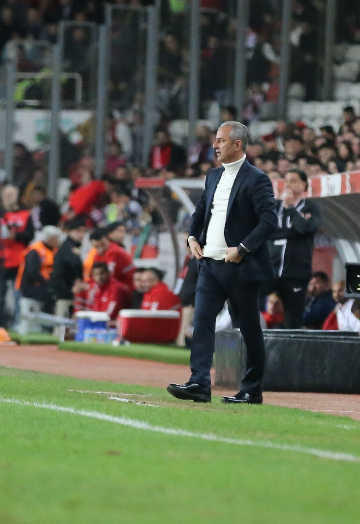 “Topa vurmaktan korkan bir Dusan Tadic ve kalitesi düşen bir Edin Dzeko! İsmail Kartal hala ezber değişikliklerine devam ediyor! Herkes işini tam yaparsa şampiyonluk o zaman olabilir…” 10