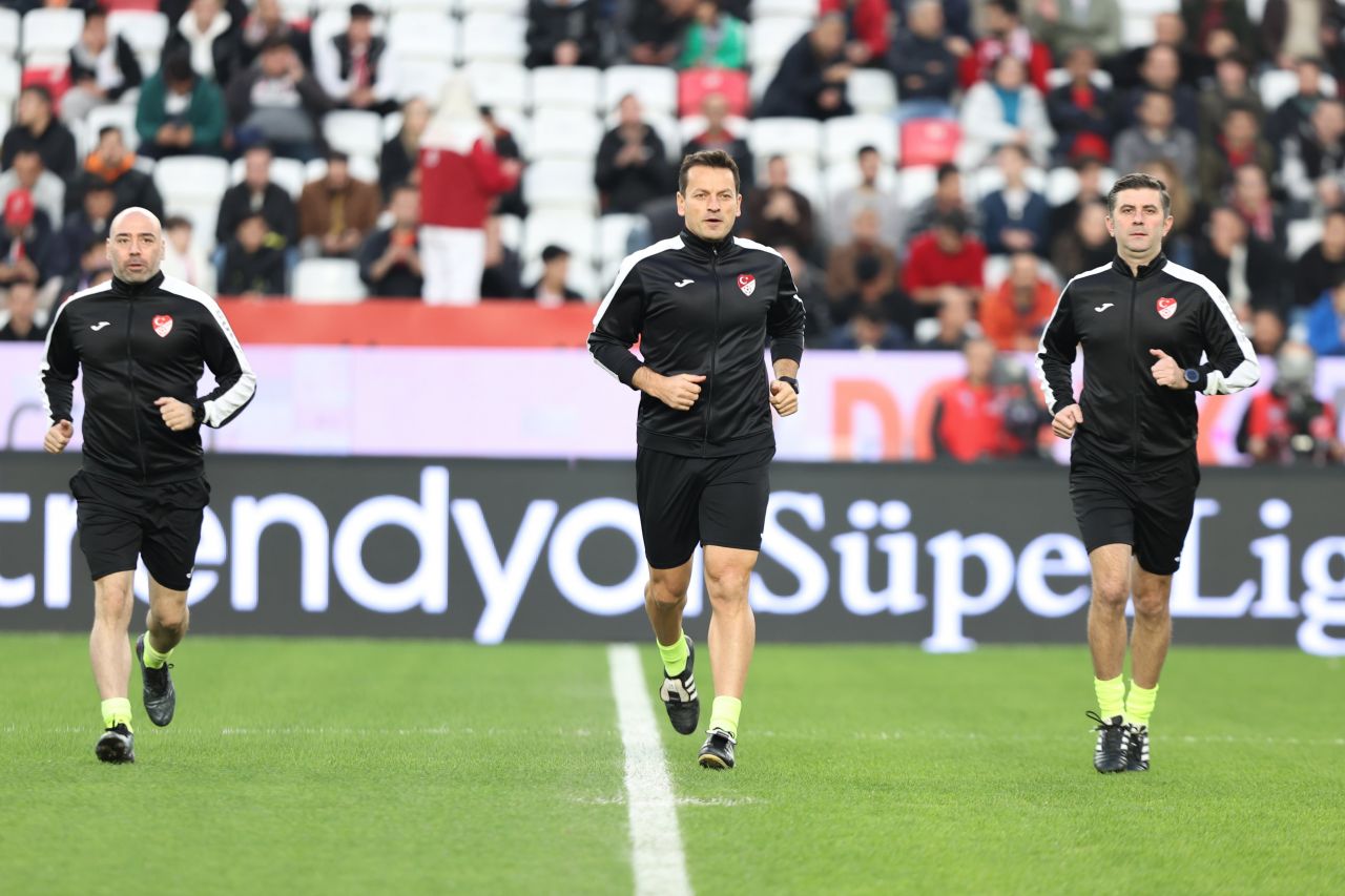 “Topa vurmaktan korkan bir Dusan Tadic ve kalitesi düşen bir Edin Dzeko! İsmail Kartal hala ezber değişikliklerine devam ediyor! Herkes işini tam yaparsa şampiyonluk o zaman olabilir…” 6