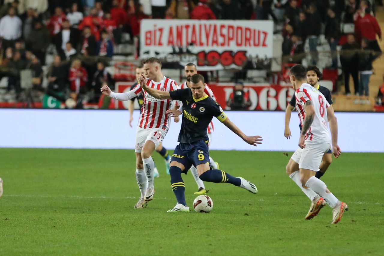 “Topa vurmaktan korkan bir Dusan Tadic ve kalitesi düşen bir Edin Dzeko! İsmail Kartal hala ezber değişikliklerine devam ediyor! Herkes işini tam yaparsa şampiyonluk o zaman olabilir…” 14