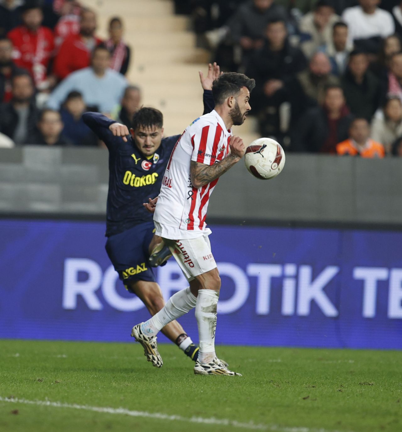 “Topa vurmaktan korkan bir Dusan Tadic ve kalitesi düşen bir Edin Dzeko! İsmail Kartal hala ezber değişikliklerine devam ediyor! Herkes işini tam yaparsa şampiyonluk o zaman olabilir…” 7