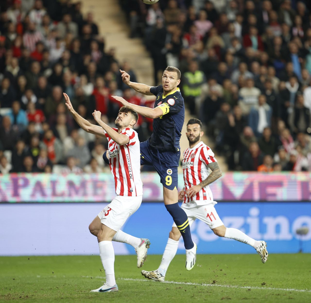 “Topa vurmaktan korkan bir Dusan Tadic ve kalitesi düşen bir Edin Dzeko! İsmail Kartal hala ezber değişikliklerine devam ediyor! Herkes işini tam yaparsa şampiyonluk o zaman olabilir…” 3