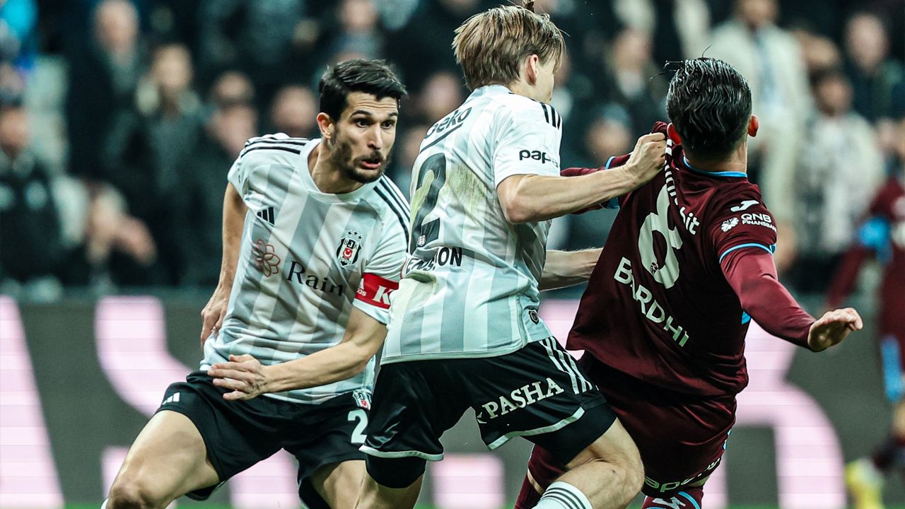 “Fernando Santos, Şenol Güneş’ten çok daha vizyonsuz ve başarısız bir teknik adam! Trabzonspor’u yendik coşkusunu yaşayan Beşiktaşlı varsa aklından şüphe ederim!” 2