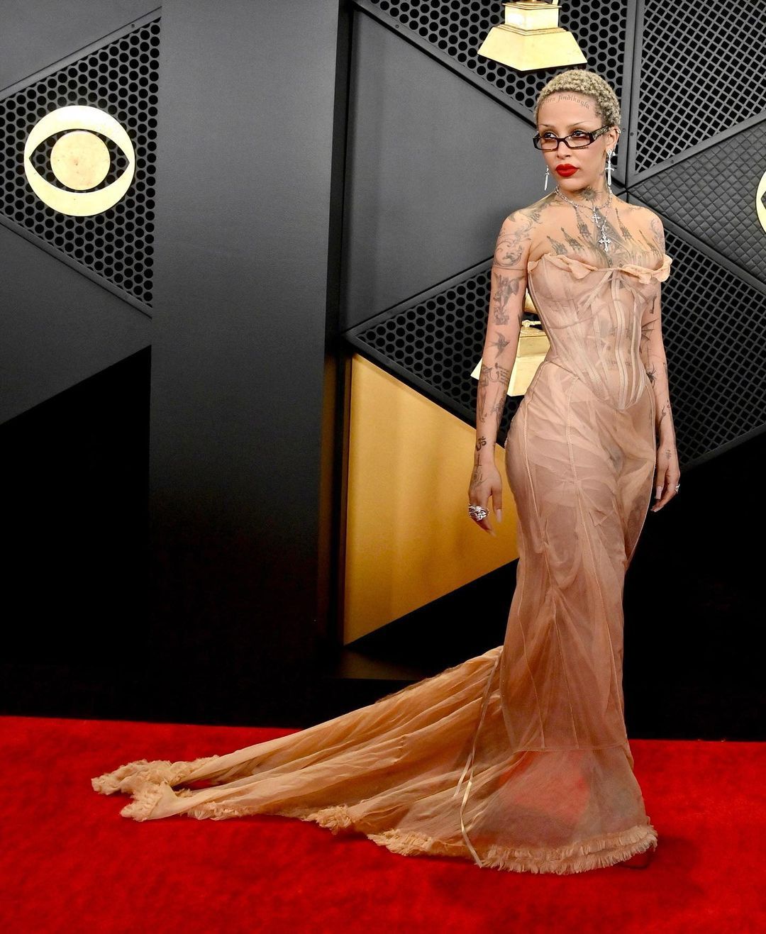 Tarzıyla olay oldu! Grammy Ödülleri Töreni'ne katılan rapçi Doja Cat'ten Türk modacıya dövme jesti 6
