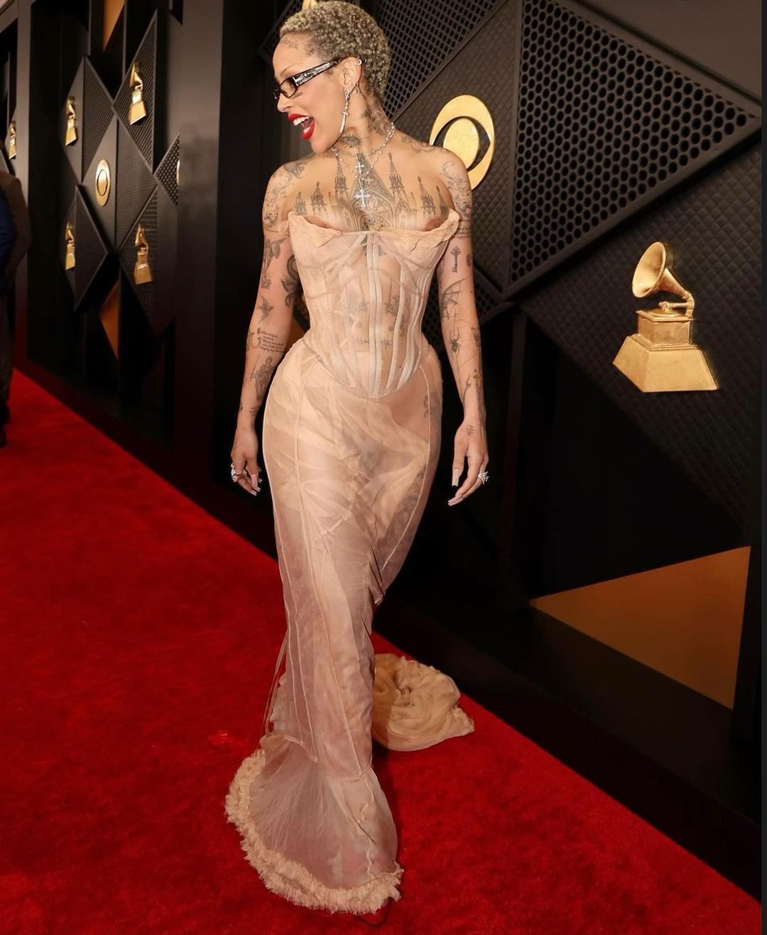 Tarzıyla olay oldu! Grammy Ödülleri Töreni'ne katılan rapçi Doja Cat'ten Türk modacıya dövme jesti 2