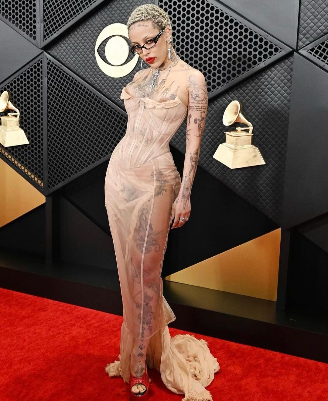Tarzıyla olay oldu! Grammy Ödülleri Töreni'ne katılan rapçi Doja Cat'ten Türk modacıya dövme jesti 5
