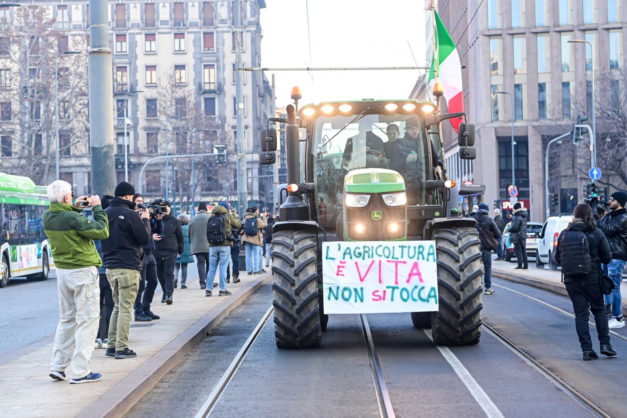 Çiftçiler protesto için Roma'ya ilerliyor:  "Kentin çevresini saracağız. Bunu yalnızca traktörlerle ve birkaç günlüğüne yapmayacağız" 4