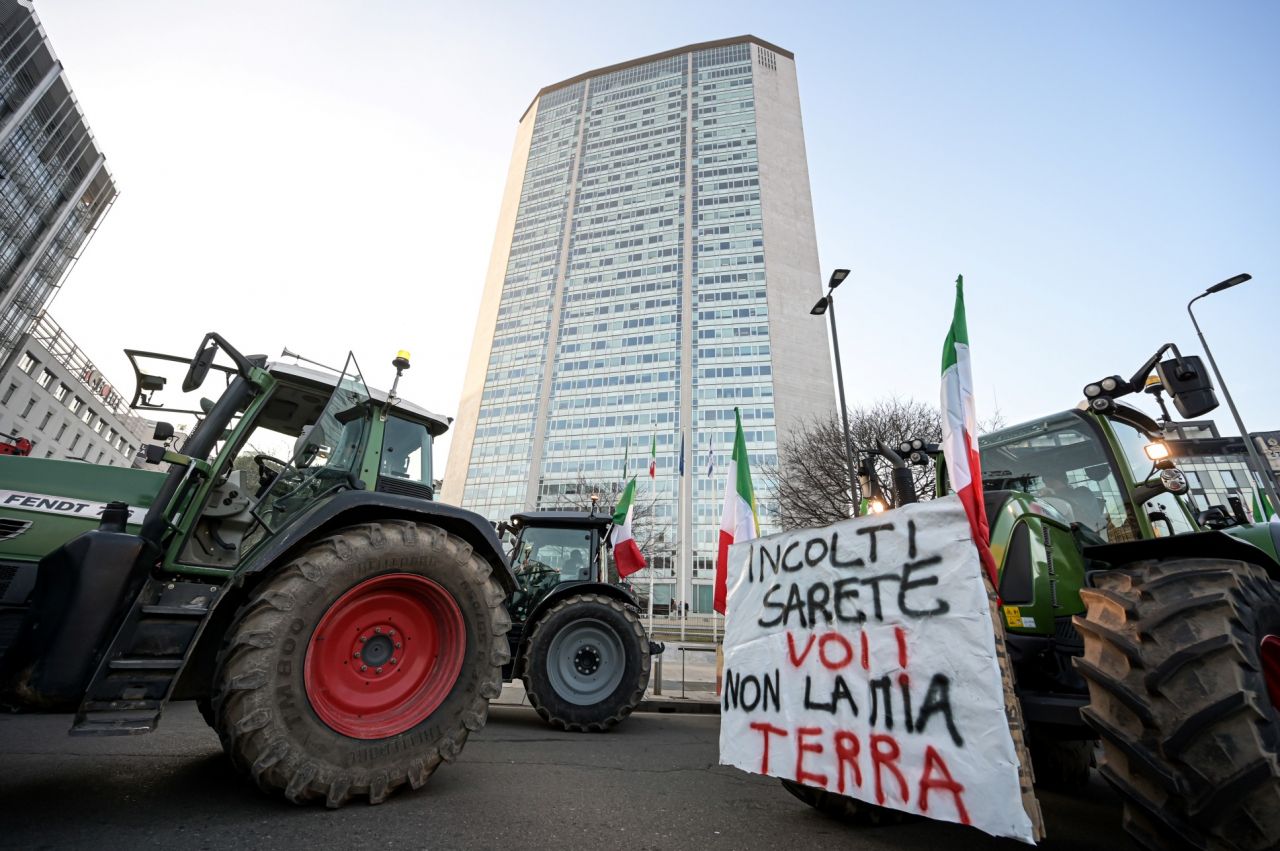 Çiftçiler protesto için Roma'ya ilerliyor:  "Kentin çevresini saracağız. Bunu yalnızca traktörlerle ve birkaç günlüğüne yapmayacağız" 15