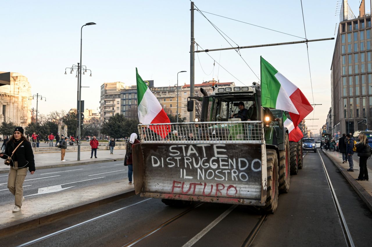Çiftçiler protesto için Roma'ya ilerliyor:  "Kentin çevresini saracağız. Bunu yalnızca traktörlerle ve birkaç günlüğüne yapmayacağız" 14