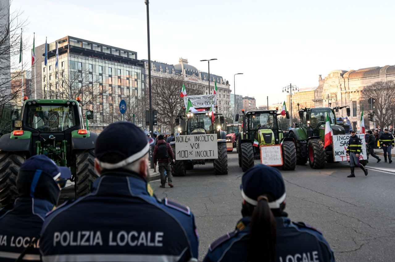 Çiftçiler protesto için Roma'ya ilerliyor:  "Kentin çevresini saracağız. Bunu yalnızca traktörlerle ve birkaç günlüğüne yapmayacağız" 20