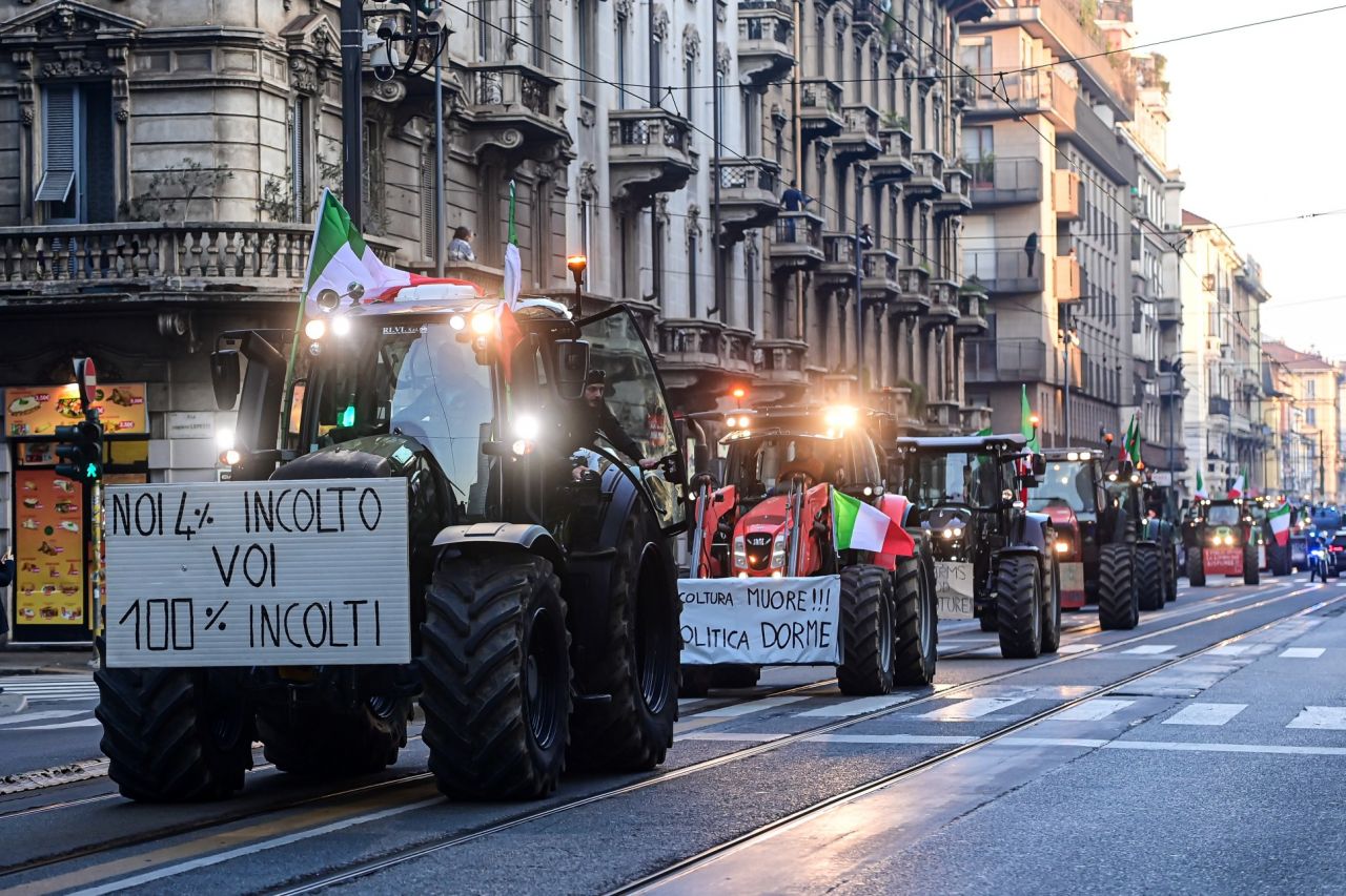 Çiftçiler protesto için Roma'ya ilerliyor:  "Kentin çevresini saracağız. Bunu yalnızca traktörlerle ve birkaç günlüğüne yapmayacağız" 2