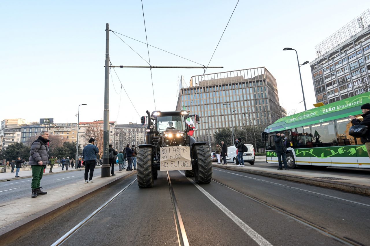 Çiftçiler protesto için Roma'ya ilerliyor:  "Kentin çevresini saracağız. Bunu yalnızca traktörlerle ve birkaç günlüğüne yapmayacağız" 11