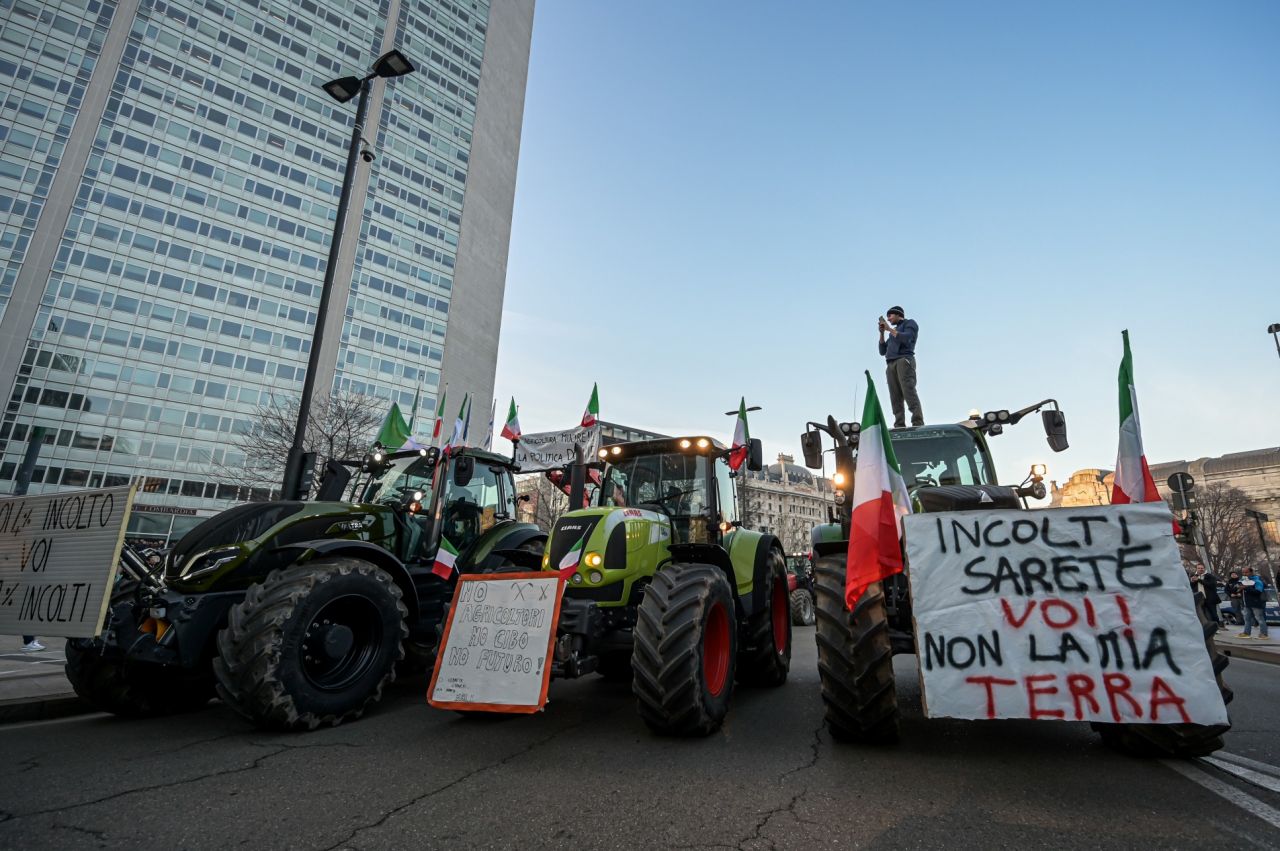 Çiftçiler protesto için Roma'ya ilerliyor:  "Kentin çevresini saracağız. Bunu yalnızca traktörlerle ve birkaç günlüğüne yapmayacağız" 19