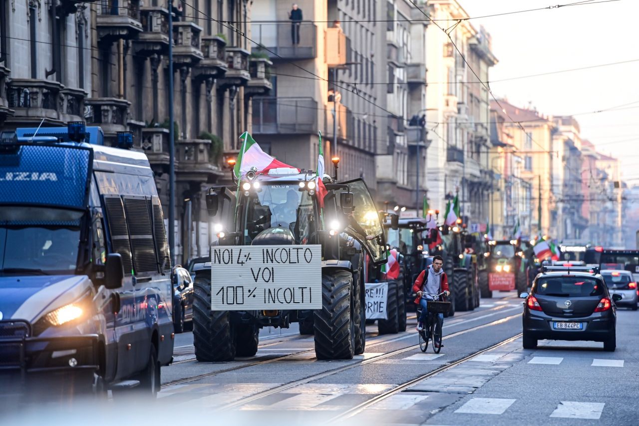 Çiftçiler protesto için Roma'ya ilerliyor:  "Kentin çevresini saracağız. Bunu yalnızca traktörlerle ve birkaç günlüğüne yapmayacağız" 1