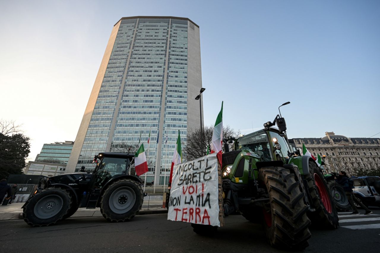 Çiftçiler protesto için Roma'ya ilerliyor:  "Kentin çevresini saracağız. Bunu yalnızca traktörlerle ve birkaç günlüğüne yapmayacağız" 16