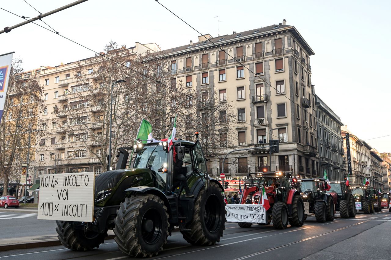 Çiftçiler protesto için Roma'ya ilerliyor:  "Kentin çevresini saracağız. Bunu yalnızca traktörlerle ve birkaç günlüğüne yapmayacağız" 8