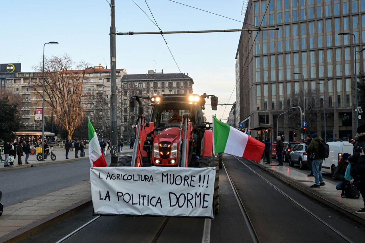 Çiftçiler protesto için Roma'ya ilerliyor:  "Kentin çevresini saracağız. Bunu yalnızca traktörlerle ve birkaç günlüğüne yapmayacağız" 9