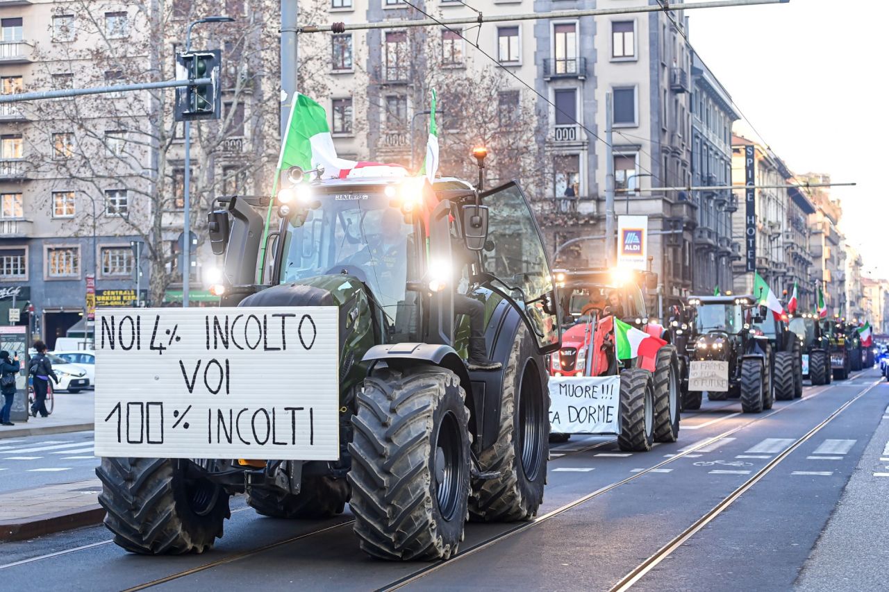 Çiftçiler protesto için Roma'ya ilerliyor:  "Kentin çevresini saracağız. Bunu yalnızca traktörlerle ve birkaç günlüğüne yapmayacağız" 3
