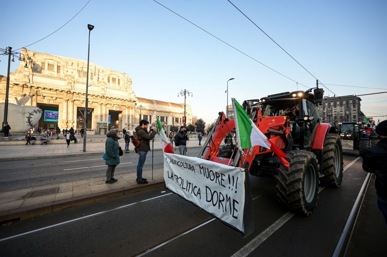 Çiftçiler protesto için Roma'ya ilerliyor:  "Kentin çevresini saracağız. Bunu yalnızca traktörlerle ve birkaç günlüğüne yapmayacağız" 10
