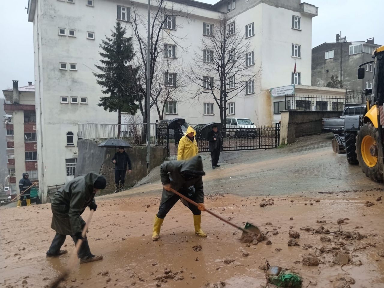 Artvin’de şiddetli yağış: Heyelan nedeniyle 2 bina tahliye edildi 2