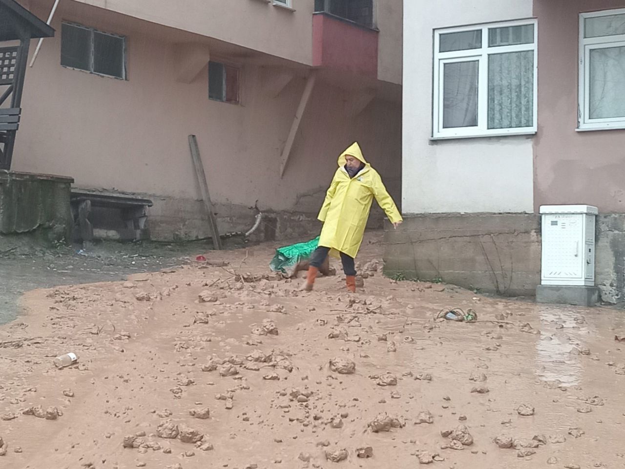 Artvin’de şiddetli yağış: Heyelan nedeniyle 2 bina tahliye edildi 4