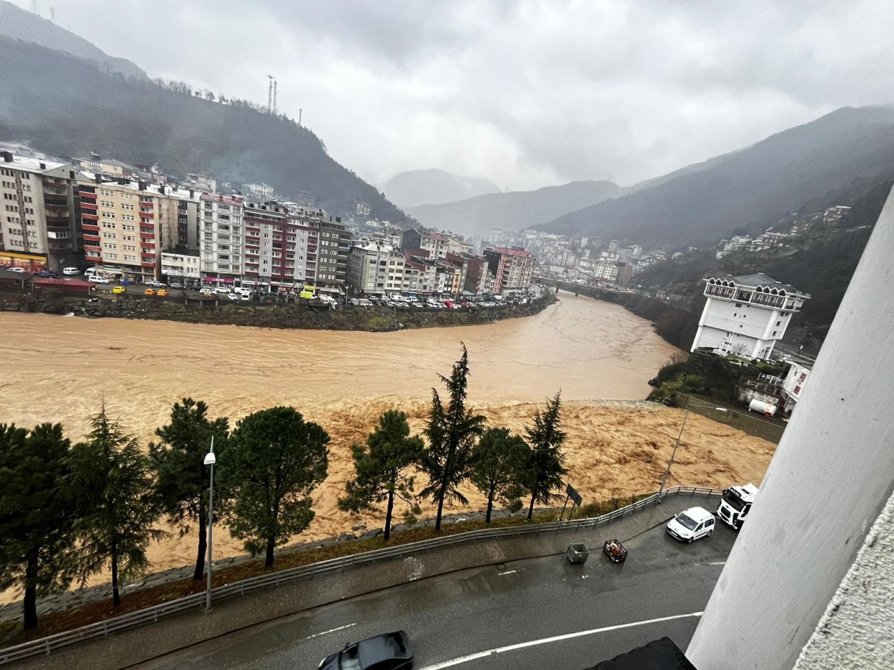 Artvin’de şiddetli yağış: Heyelan nedeniyle 2 bina tahliye edildi 7