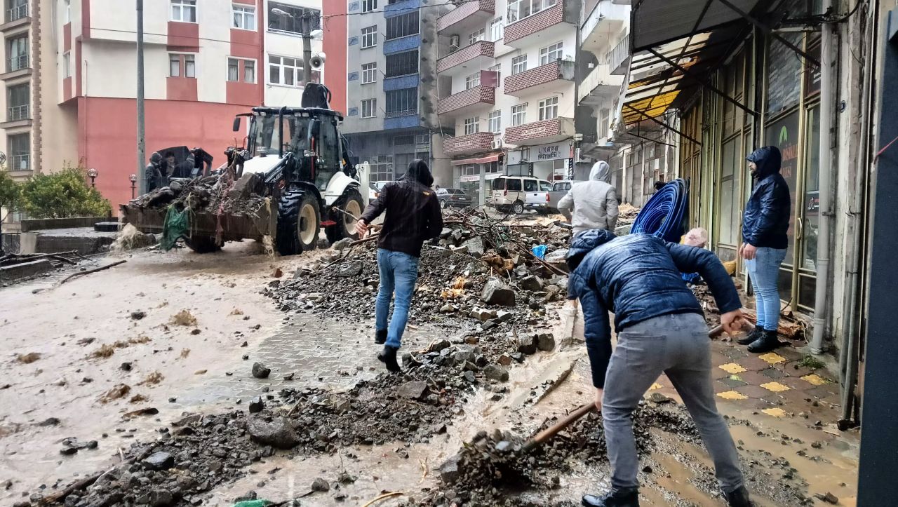 Artvin’de şiddetli yağış: Heyelan nedeniyle 2 bina tahliye edildi 8