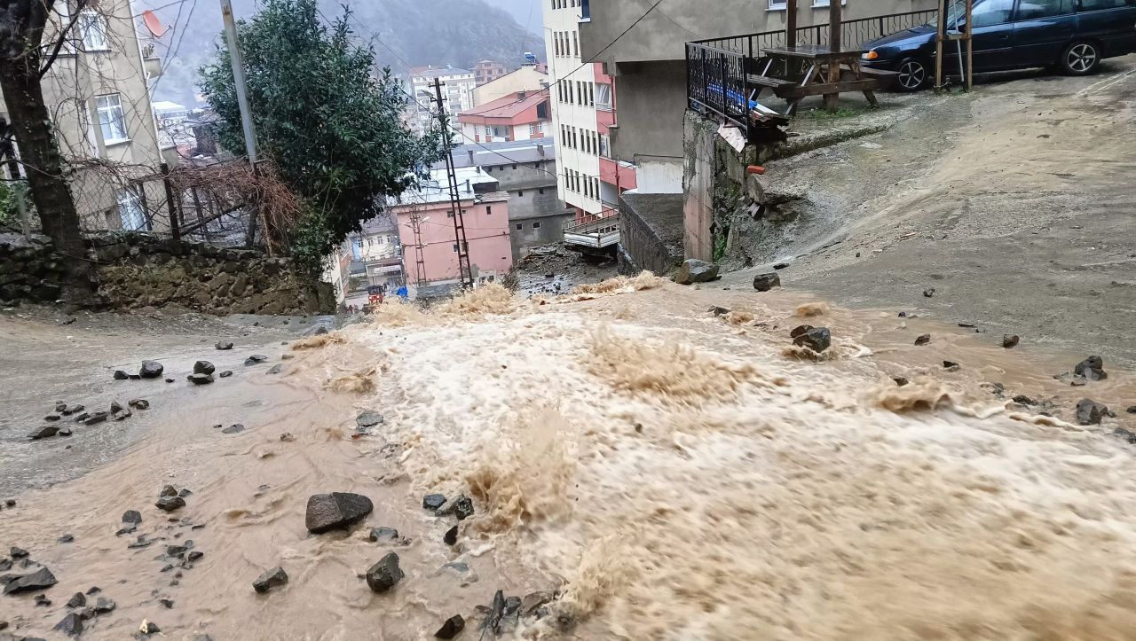 Artvin’de şiddetli yağış: Heyelan nedeniyle 2 bina tahliye edildi 9