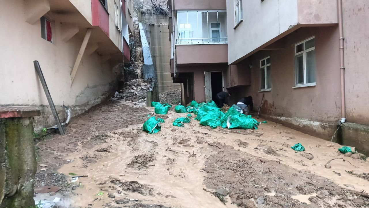 Artvin’de şiddetli yağış: Heyelan nedeniyle 2 bina tahliye edildi 10