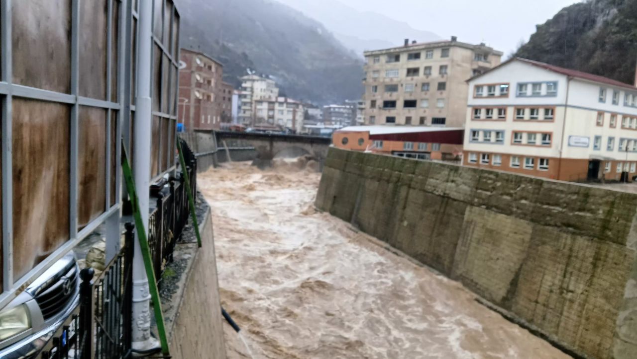 Artvin’de şiddetli yağış: Heyelan nedeniyle 2 bina tahliye edildi 12