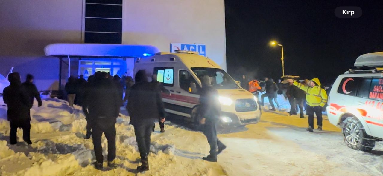 Artvin'de cemaat camide mahsur kaldı! İş makinesi üzerine çığ düştü! 10