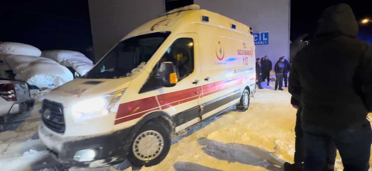 Artvin'de cemaat camide mahsur kaldı! İş makinesi üzerine çığ düştü! 11