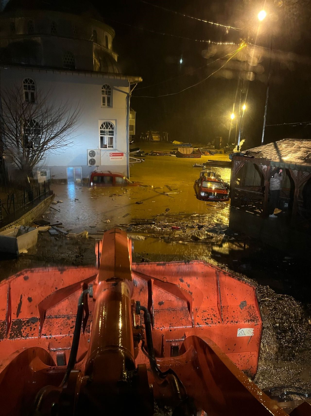 Artvin'de cemaat camide mahsur kaldı! İş makinesi üzerine çığ düştü! 2