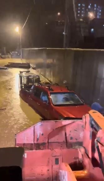 Artvin'de cemaat camide mahsur kaldı! İş makinesi üzerine çığ düştü! 5
