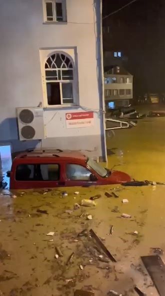 Artvin'de cemaat camide mahsur kaldı! İş makinesi üzerine çığ düştü! 6