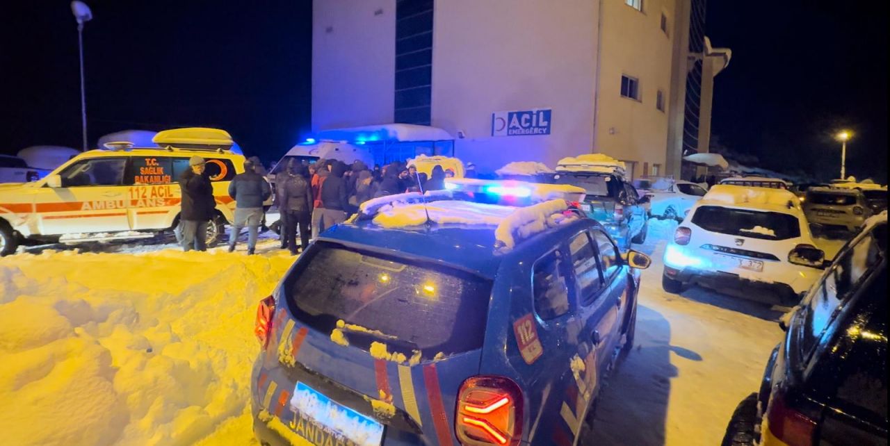 Artvin'de cemaat camide mahsur kaldı! İş makinesi üzerine çığ düştü! 7
