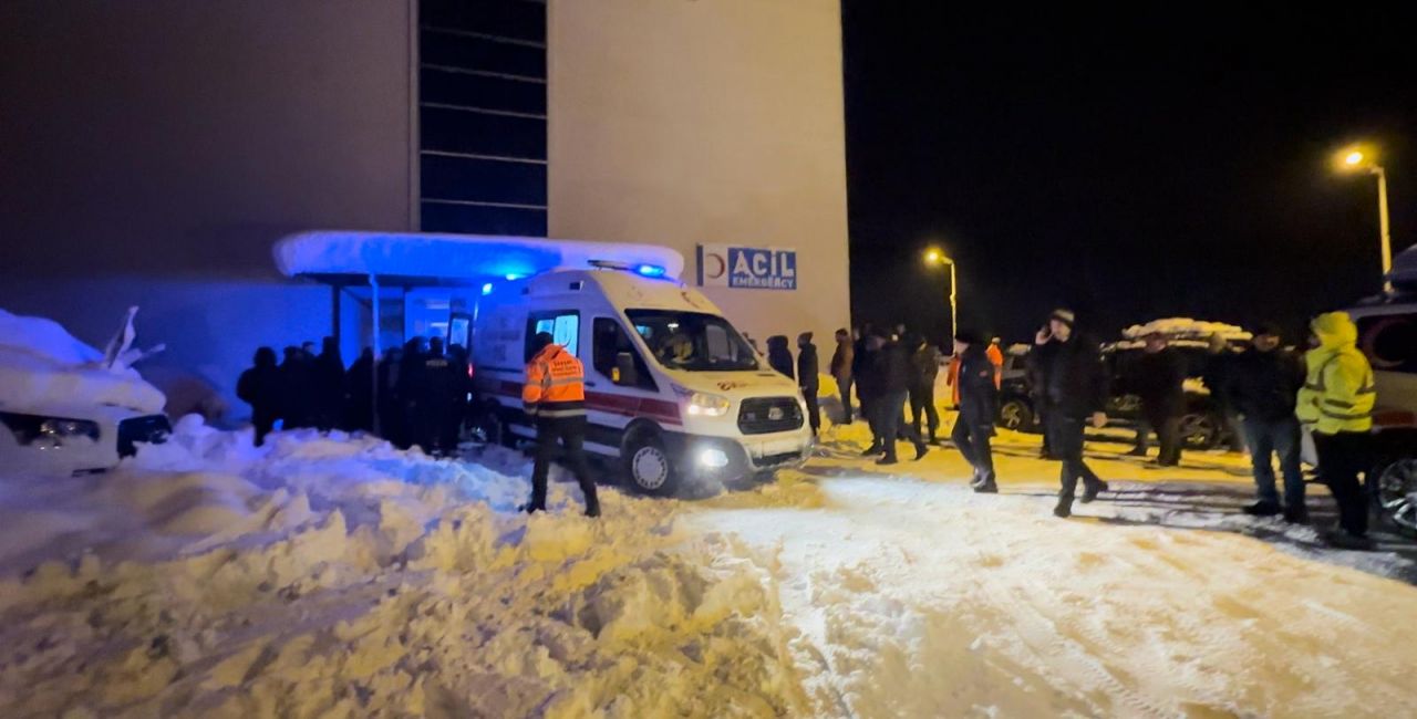 Artvin'de cemaat camide mahsur kaldı! İş makinesi üzerine çığ düştü! 8