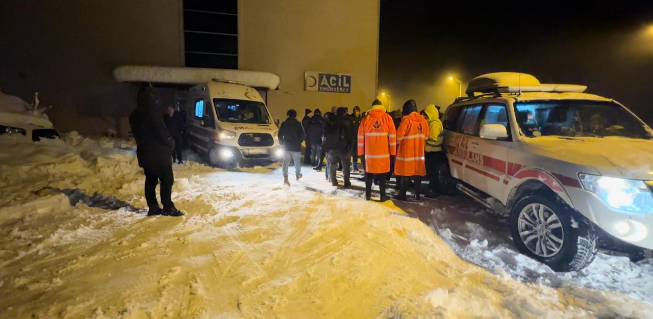 Artvin'de cemaat camide mahsur kaldı! İş makinesi üzerine çığ düştü! 9
